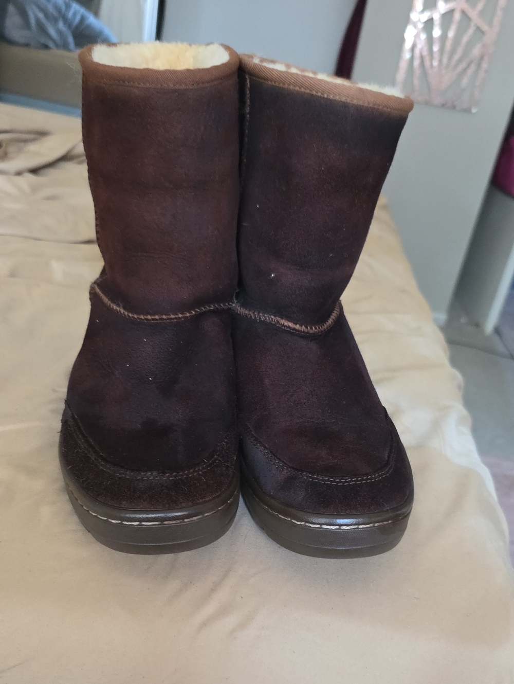 UGG mini WINTER TREAD SZ 9
